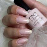 CND Shellac Of The Moment main et bouteille