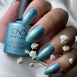 CND Shellac Sleeping Mask main et bouteille